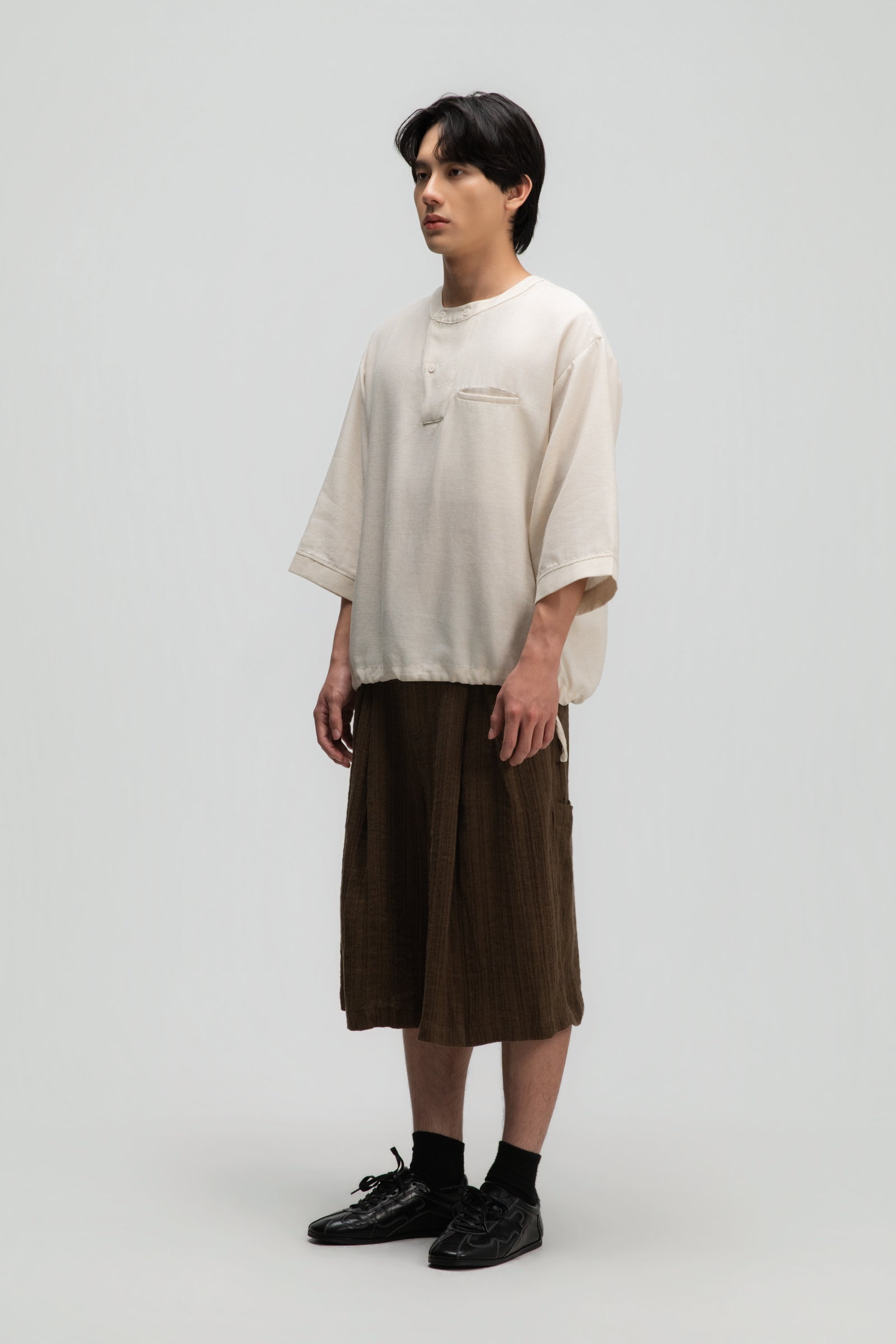 Gender Neutral 3/4 Sleeve Arc Collar Shirt (Off White)