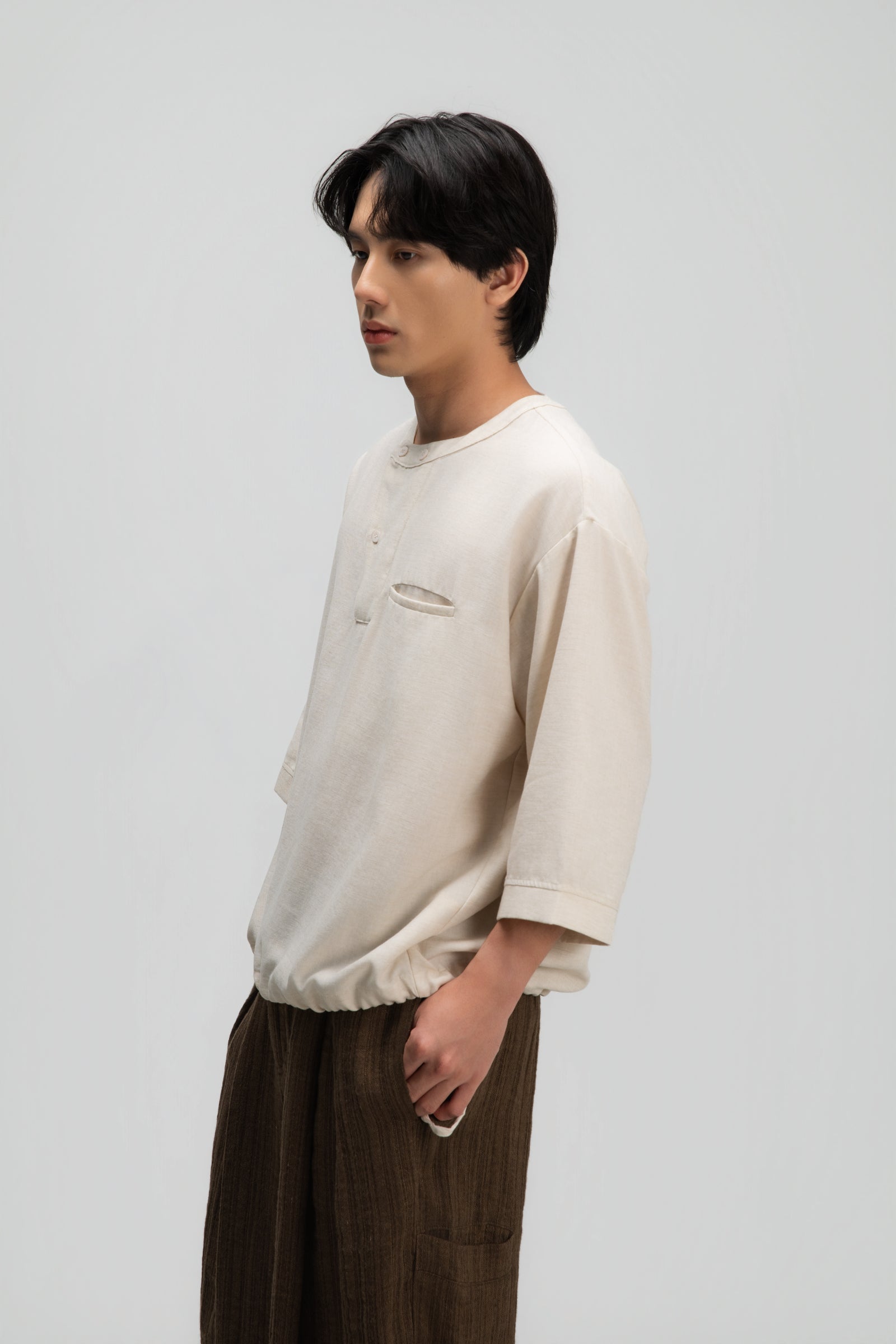 Gender Neutral 3/4 Sleeve Arc Collar Shirt (Off White)