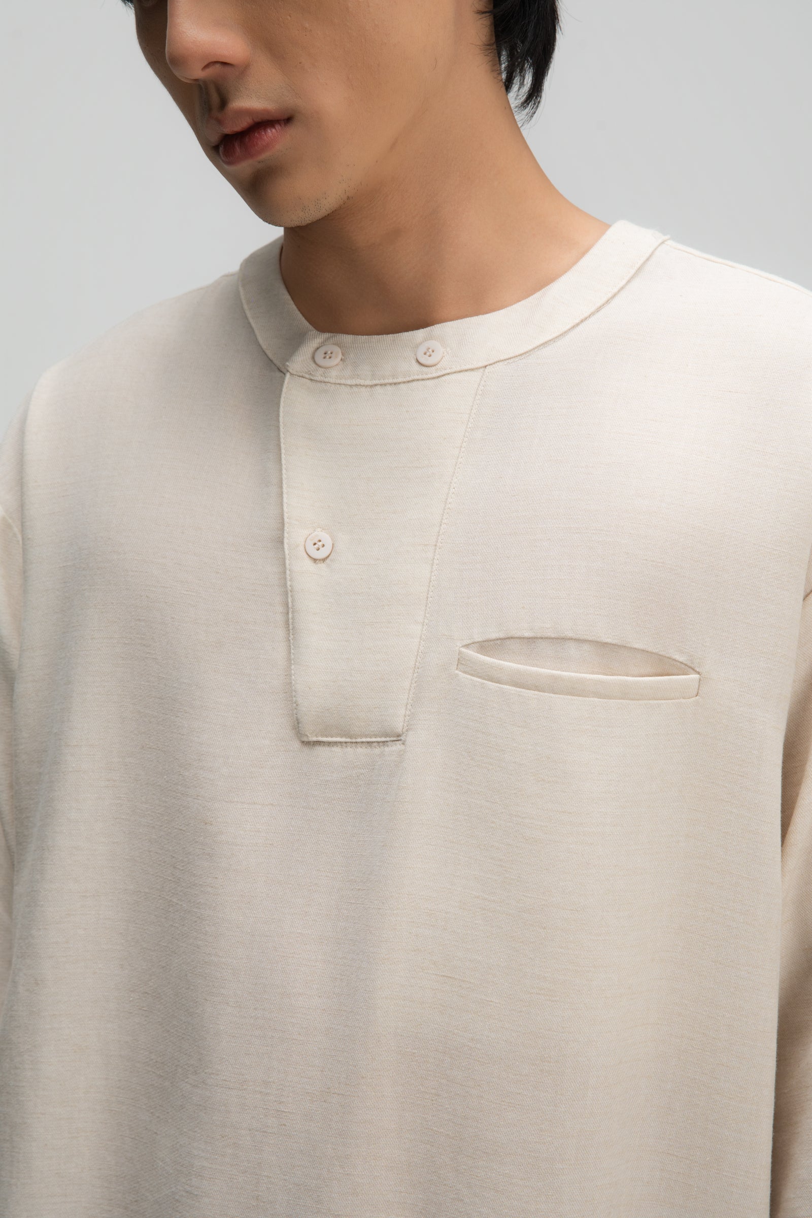 Gender Neutral 3/4 Sleeve Arc Collar Shirt (Off White)