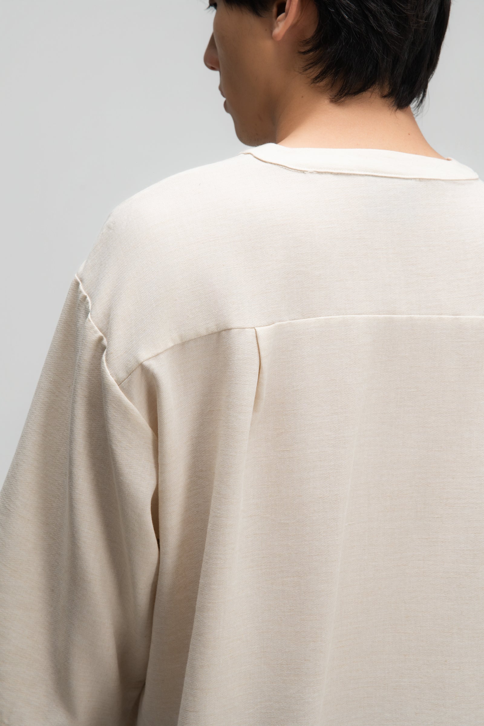 Gender Neutral 3/4 Sleeve Arc Collar Shirt (Off White)