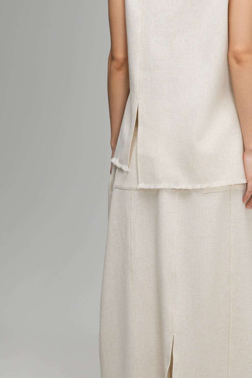 Raw Hem Skewed Button-Up Tank Top (Off White)