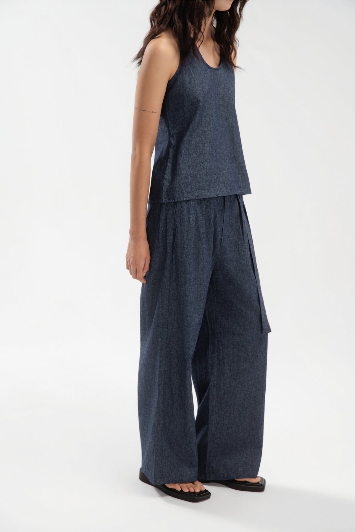 Tri Pleated Belted Trousers (Linen Denim / Blue)