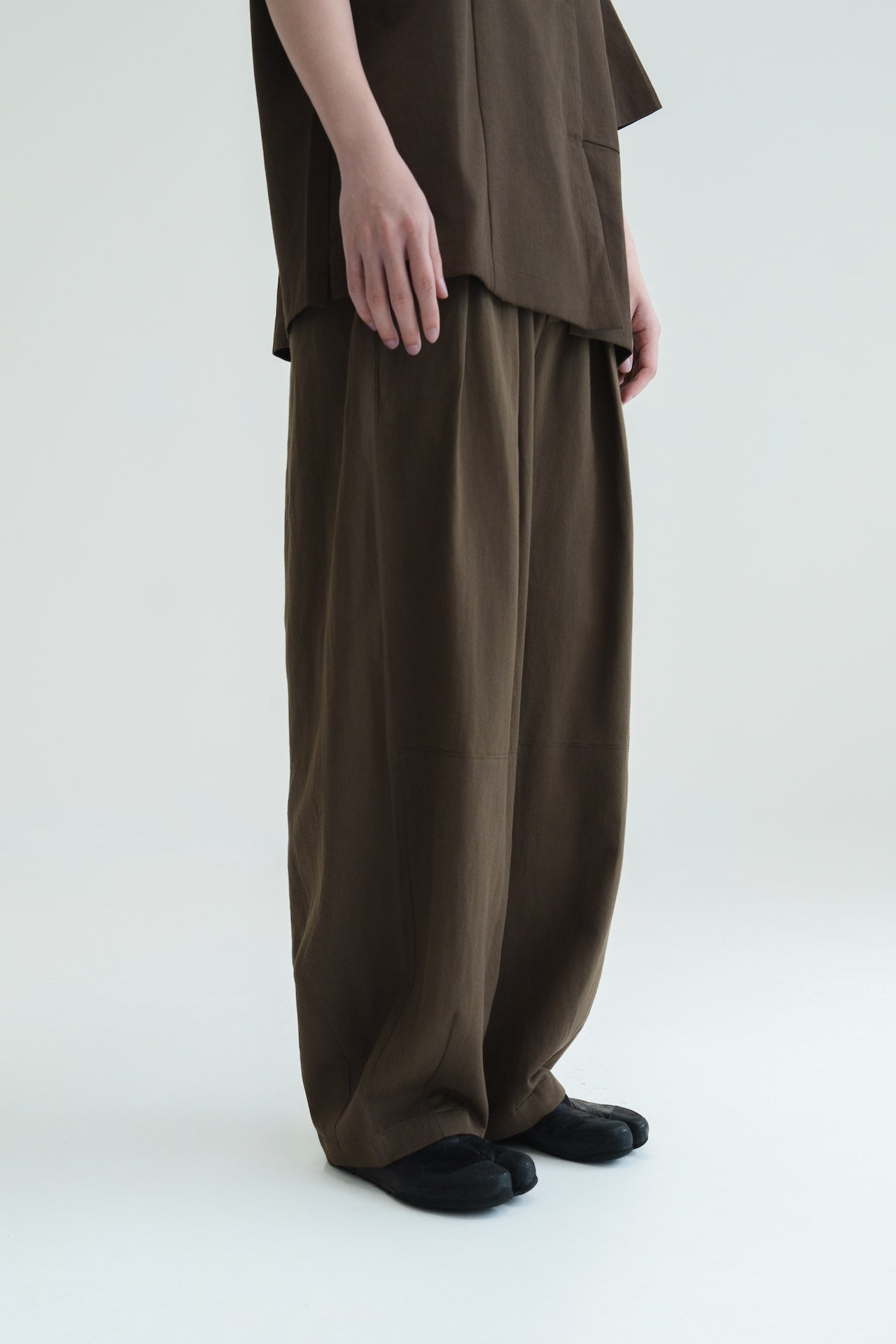 Gender Neutral Cocoon Trousers (Linen / Olive Brown)